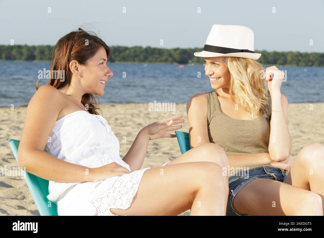 Zwei Frauen gegen schönen Strand und blauen Himmel Stockfoto
