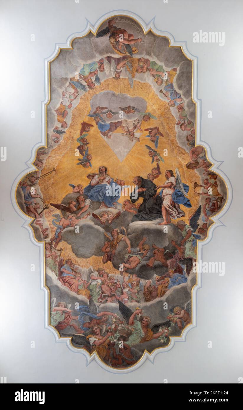 LUZERN, SCHWEIZ - 24. JUNI 2022: Das Deckenfresko der Apotheose des Heiligen Franziskus von Assisi in der Franziskanerkirche aus dem 17. Jh. Stockfoto