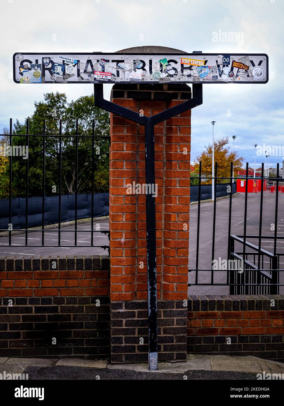 Sir Matt Busby Way Sign, Old Trafford, Manchester, Großbritannien. Manchester United Stockfoto