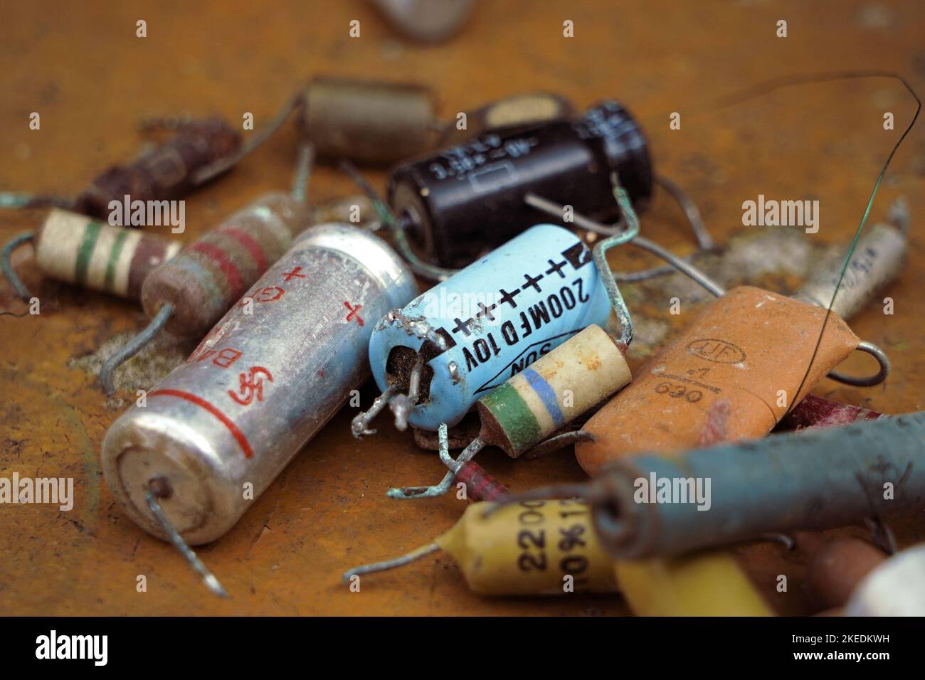 Viele elektronische Komponenten in verschiedenen Farben Stockfoto