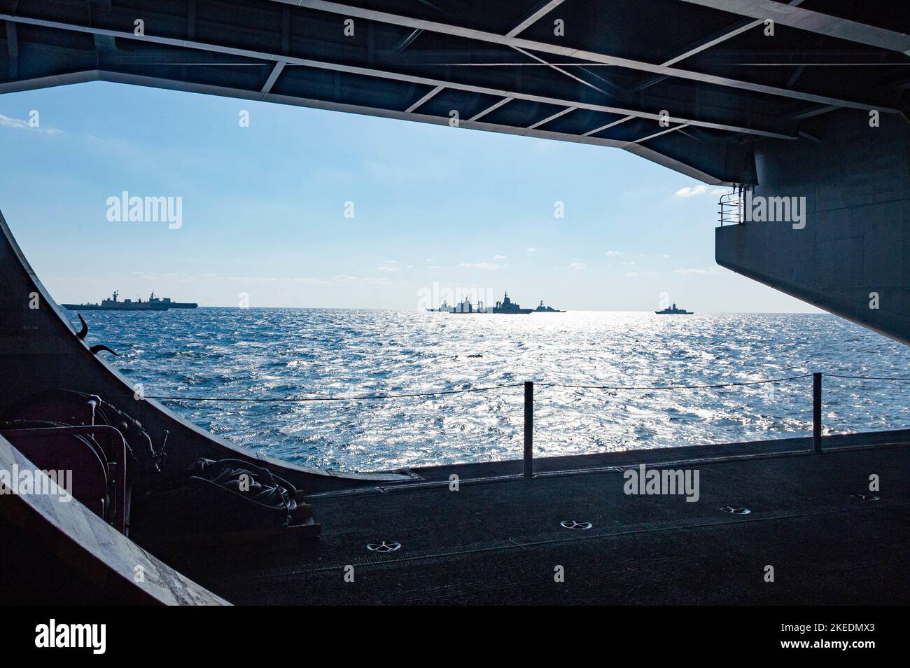 221111-N-ER894-2001 PHILIPPINISCHES MEER (NOV 11, 2022) USS Ronald Reagan (CVN 76), der einzige nach vorne eingesetzte Flugzeugträger der US-Marine, dampft während der Übung Malabar 2022 in der philippinischen See am 11. November in Formation mit der Royal Australian Navy, der Indian Navy und der Japan Maritime Self-Defense Force (JMSDF). Malabar 2022 ist ein von Japan angeführtes, über-, Luft- und Unterboden-Training mit der indischen Marine, JMSDF, der Royal Australian Navy und der US Navy. Malabar 2022 verbessert die Interoperabilität zwischen australischen, indischen, japanischen und US-amerikanischen Seestreitkräften und stärkt den Krit Stockfoto