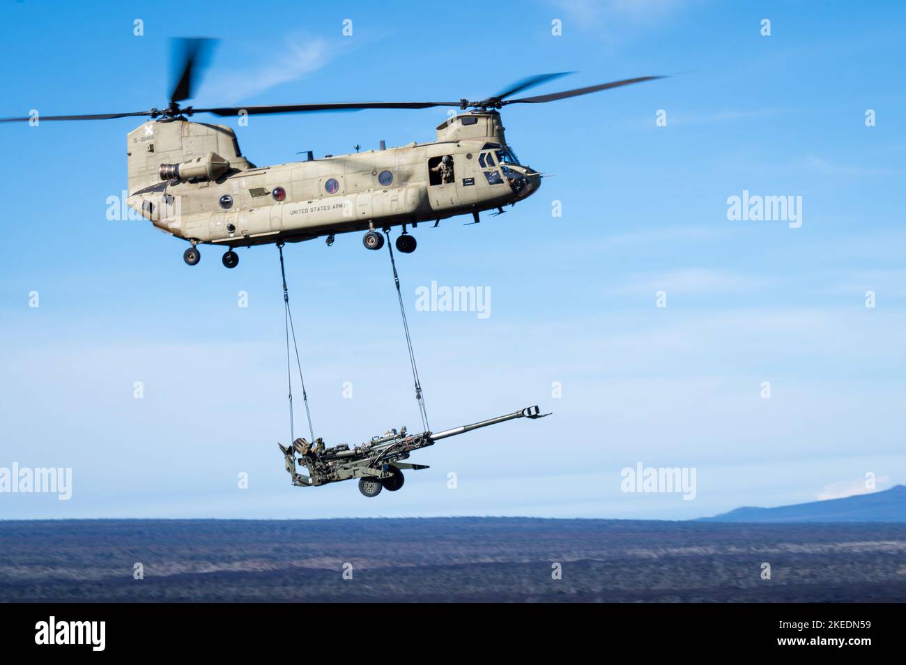 221107-N-XC372-2327 PŌHAKULOA TRAININGSFLÄCHE (NOV 7, 2022) Ein US Army CH-47 Chinook der 25. Combat Aviation Brigade, 25. Infantry Division, trägt während einer Waffendemonstration des Joint Pacific Multinary Readiness Center (JPMRC) einen mit einer Schleuder beladenen M777 Howitzer. Leitende Leiter der Joint Force nahmen an JPMRC-Vereinbarungen mit Dienstmitgliedern Teil, um die gemeinsame Interoperabilität aus erster Hand zu sehen. (USA Navy Foto von Mass Communication Specialist 1. Class Anthony J. Rivera) Stockfoto