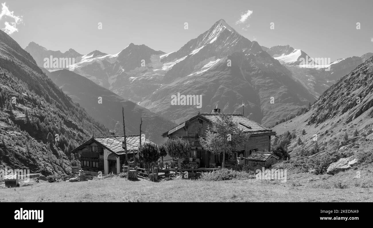 Die Walliser alpen und Hütten von Ottafe - Gipfel Bishorn, Weisshorn, Schalihorn und Rothorn über dem Mattertal - Stockfoto