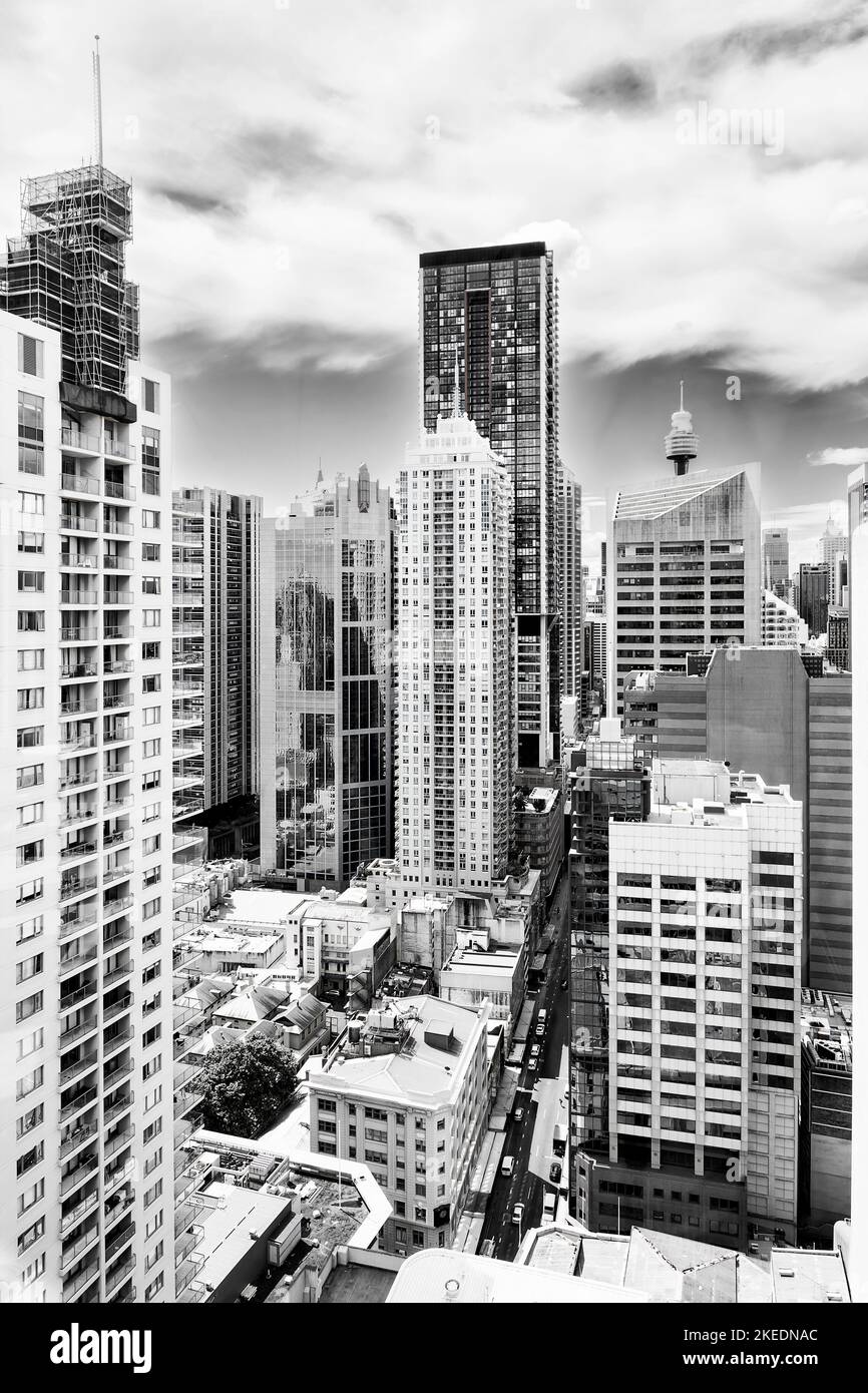 Kontrastierende Graustufen Sydney City CBD Downtown Hochhäuser unter blauem Himmel - australische Architektur und Business. Stockfoto