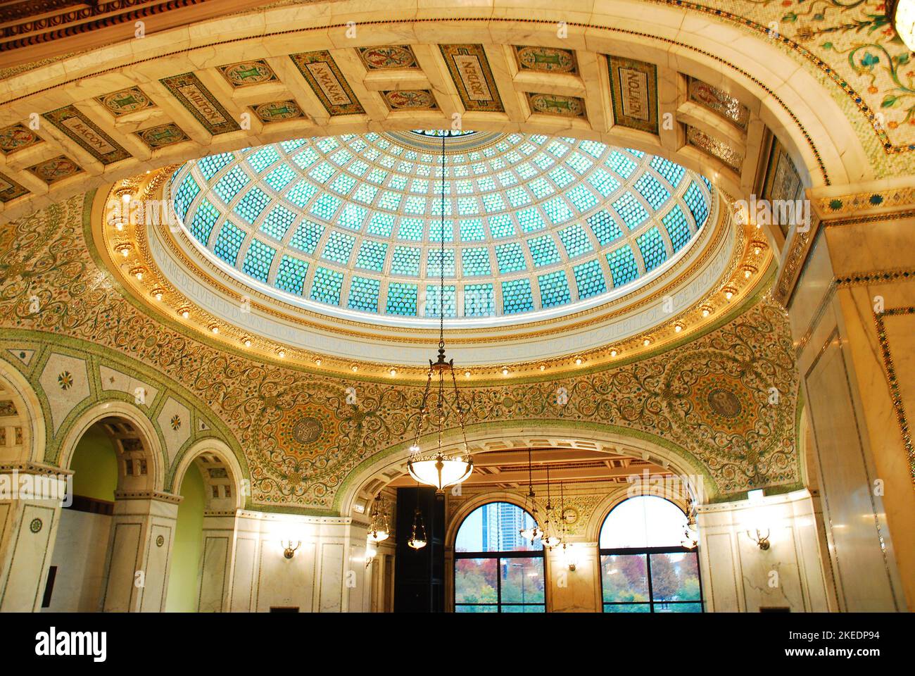 Ein großes, kreisförmiges Tiffany-Buntglasfenster befindet sich über der Atrium-Lobby des historischen Beaux Artes Chicago Cultural Center Stockfoto