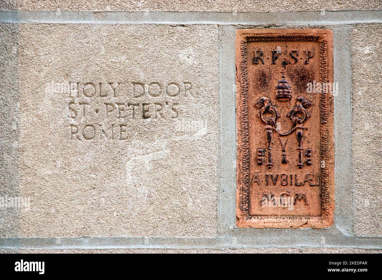 Das Tribune Building in Chicago ist mit Felsen und Ikonen aus der ganzen Welt geschmückt, darunter eines vom Petersdom in der Vatikanstadt Stockfoto