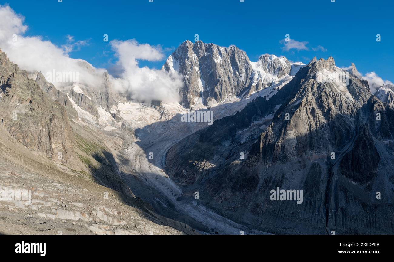 Das Grand Jorasses-Massiv und der Glacier de Leschaux im Abendlicht. Stockfoto