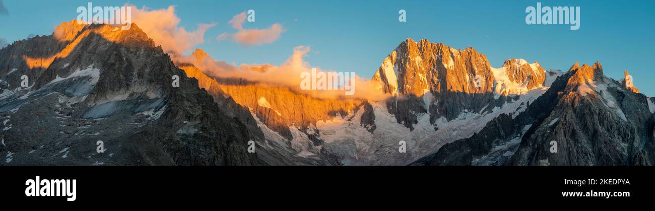 Das Panorama des Grand Jorasses Massivs im Abendlicht. Stockfoto