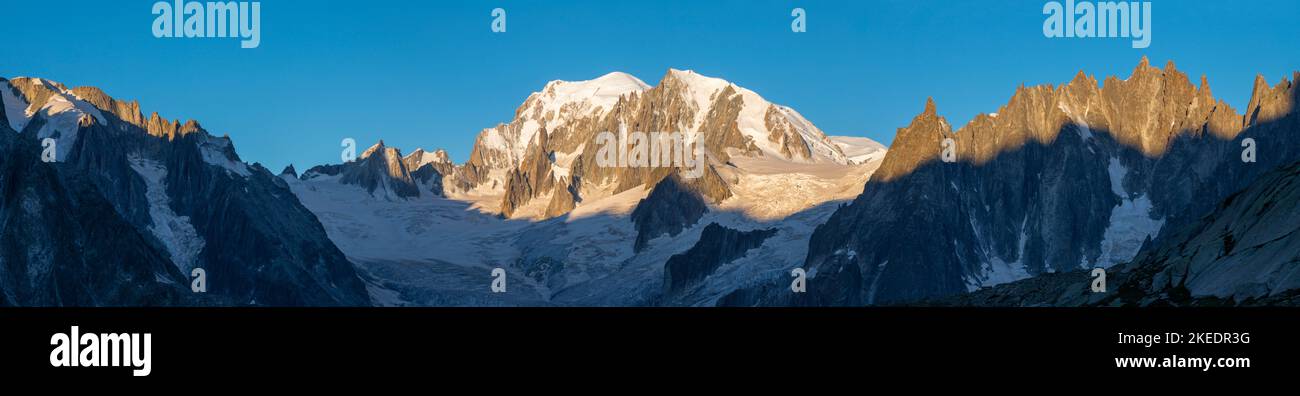 Das Panorama des Mont Blanc-Massivs und Aiugulles erhebt sich im Morgenlicht. Stockfoto