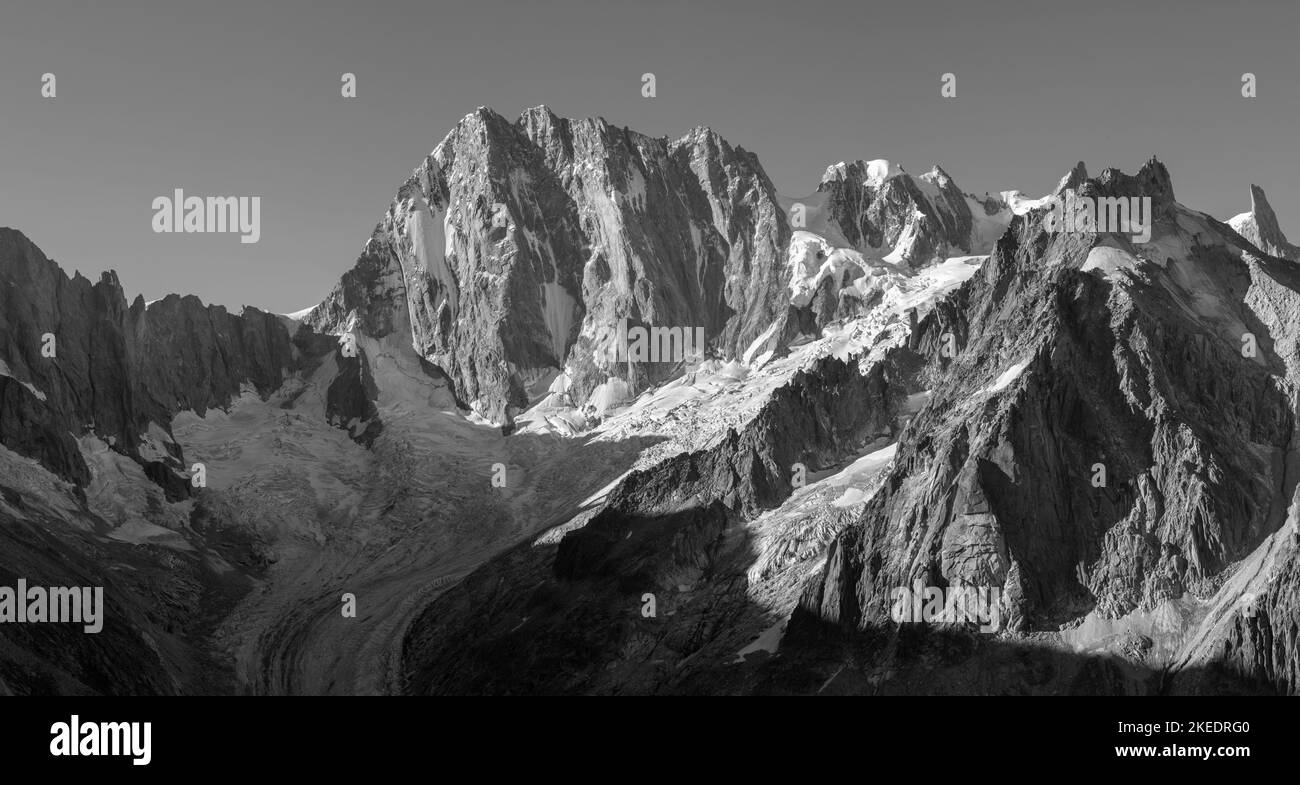 Das Grand Jorasses-Massiv und der Glacier de Leschaux im Sonnenaufgangslicht. Stockfoto