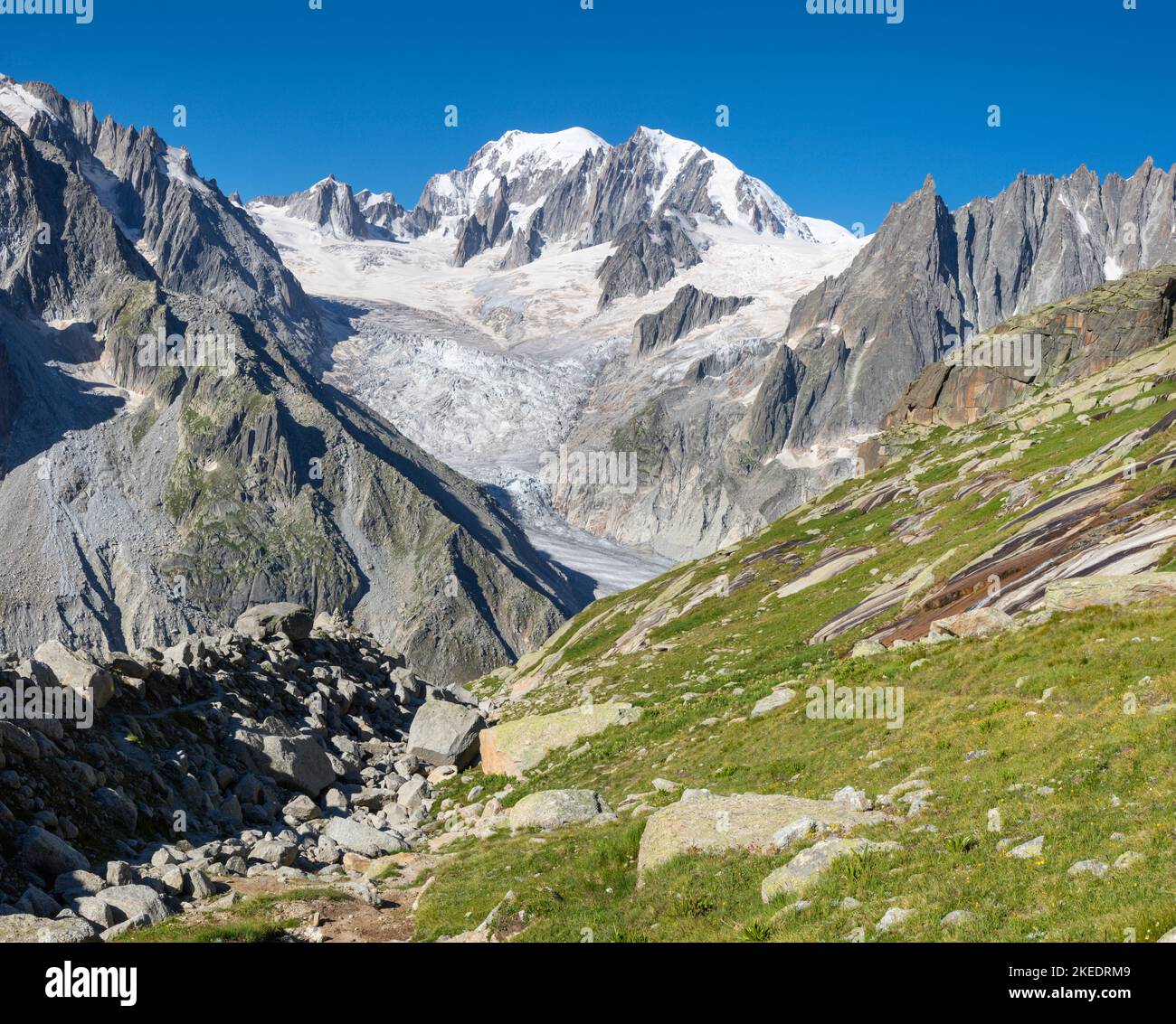 Das Mont-Blanc-Massiv und die Türme von Les Aiguilles - Savoy alps. Stockfoto