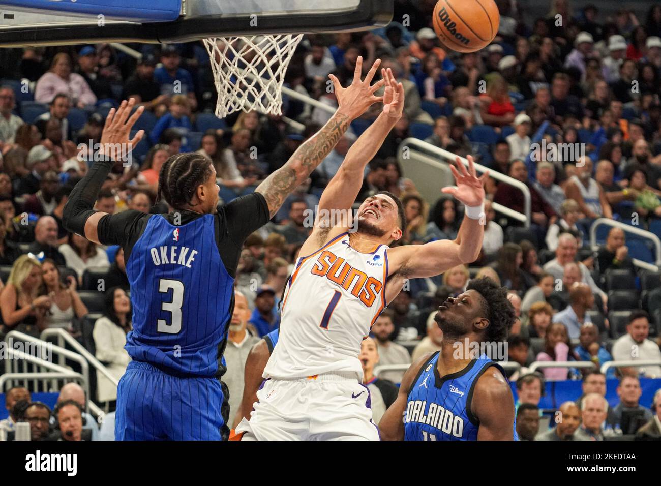 Orlando, Florida, USA, 7. November 2022, Phoenix Suns Gesichtsschutz Devin Booker #1 Versuch, einen Korb zu machen, wird aber von Chuma Okeke #3 in der zweiten Hälfte im Amway Center blockiert. (Foto: Marty Jean-Louis) Stockfoto