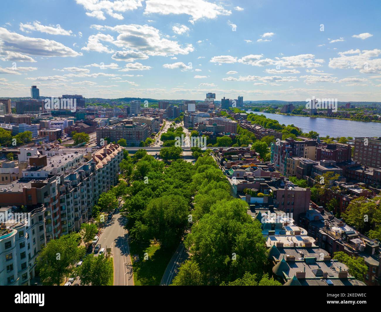 Historische Commonwealth Avenue in Back Bay und Kenmore Bezirk Luftaufnahme mit Charles River und Cambridge Moderne Stadt im Hintergrund, Boston, Mass Stockfoto