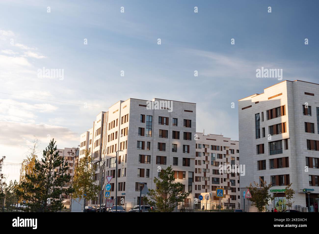 Stadtbild eines Wohngebietes mit modernen Wohnhäusern Stockfoto