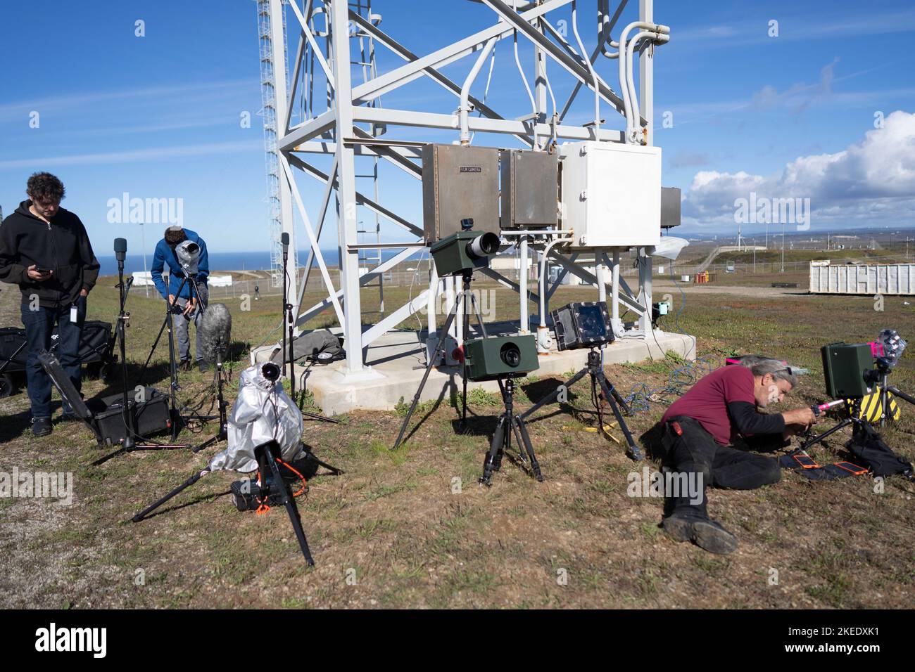 10. November 2022; Lompoc, CA, USA; Fotografen und Tontechniker haben die Ausrüstung vor dem Start der United Launch Alliance (ULA) ATLAS V eingerichtet. Das Atla Stockfoto