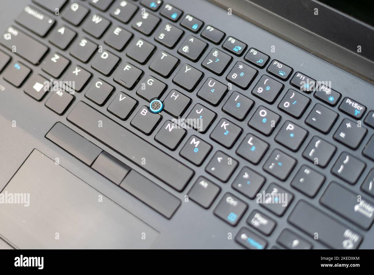 Große Sicht auf die schwarze Laptop-Tastatur mit selektivem Fokus. Stockfoto