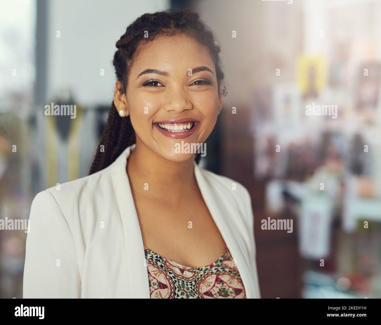 Modedesign ist eine andere Möglichkeit, mich auszudrücken. Beschnittenes Porträt eines Modedesigners bei der Arbeit. Stockfoto