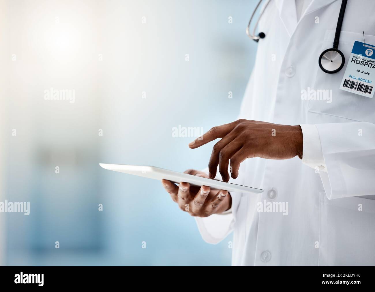 Krankenhaus, Gesundheit und Arzt mit Tablet und Stethoskop, medizinischem Modell und digitaler Information mit Technologie für die Medizin. Gesundheitsplan Stockfoto