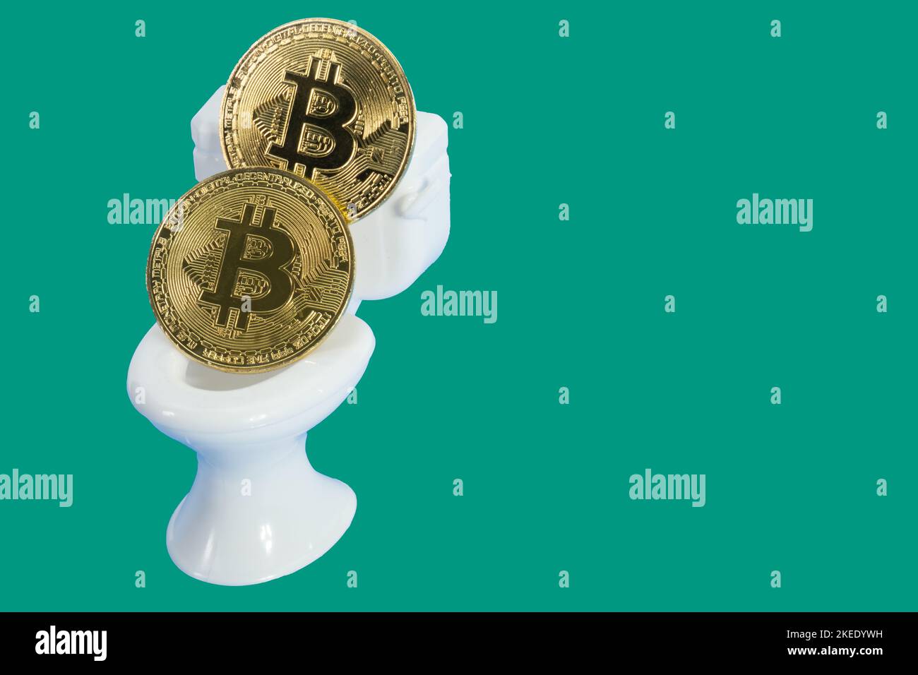 Konzept des Wertverlusts von Bitcoin Bitcoins im Toilettenschneideweg, Kopierraum Stockfoto