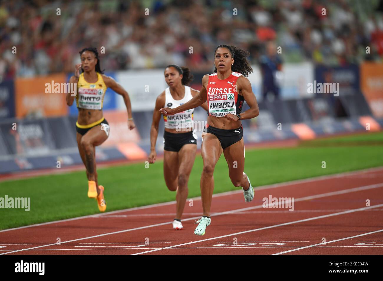 Mujinga Kambundji (Schweiz), Delphine Nkansa (Belgien), Tatjana Pinto (Deutschland). 100 m Halbfinale für Frauen. Europameisterschaften München 2022 Stockfoto