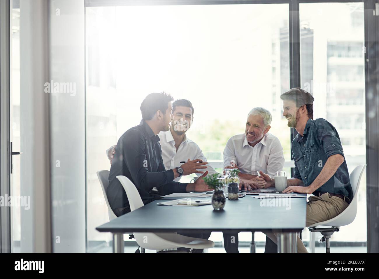 Theyre Innovatoren des Geschäfts. Eine Gruppe von Geschäftsleuten, die eine Sitzung um einen Tisch in einem Büro haben. Stockfoto