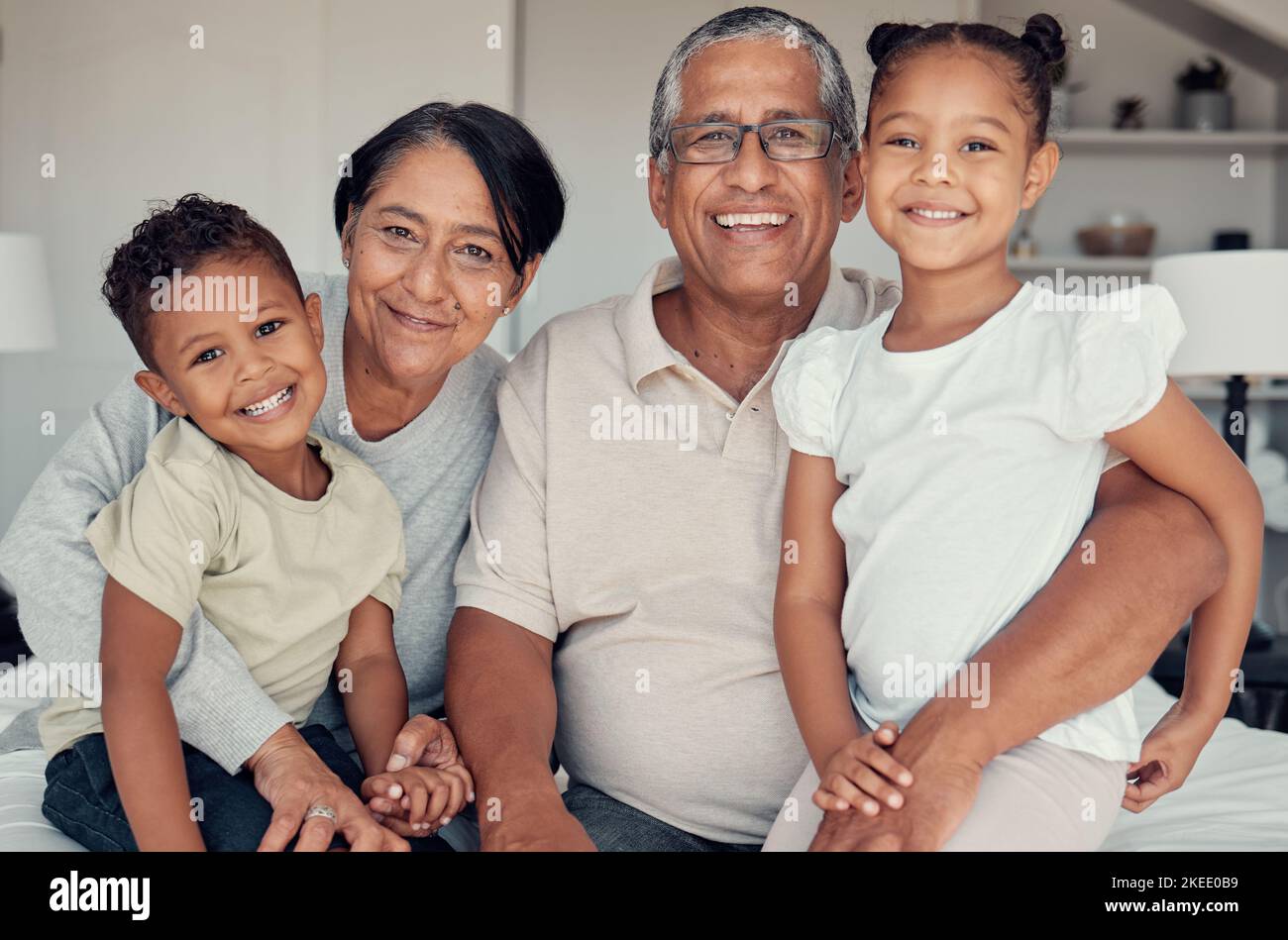 Familie, Generationen und Großeltern mit Kindern zu Hause, Liebe und Bindung Porträt mit Glück. Glückliche Familie, Lächeln und Beziehung mit Stockfoto
