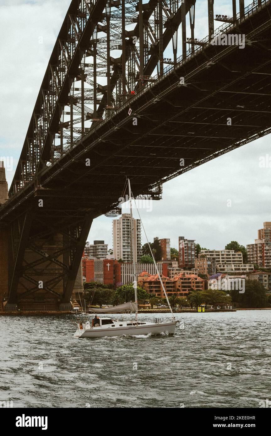 Ein Boot unter der Sydney Harbour Bridge Stockfoto