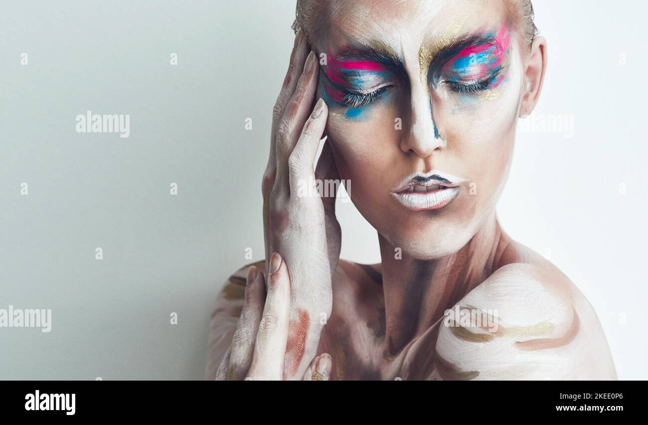 Traumhafte Schönheit. Studioaufnahme einer jungen Frau, die mit Farbe auf ihrem Gesicht posiert. Stockfoto