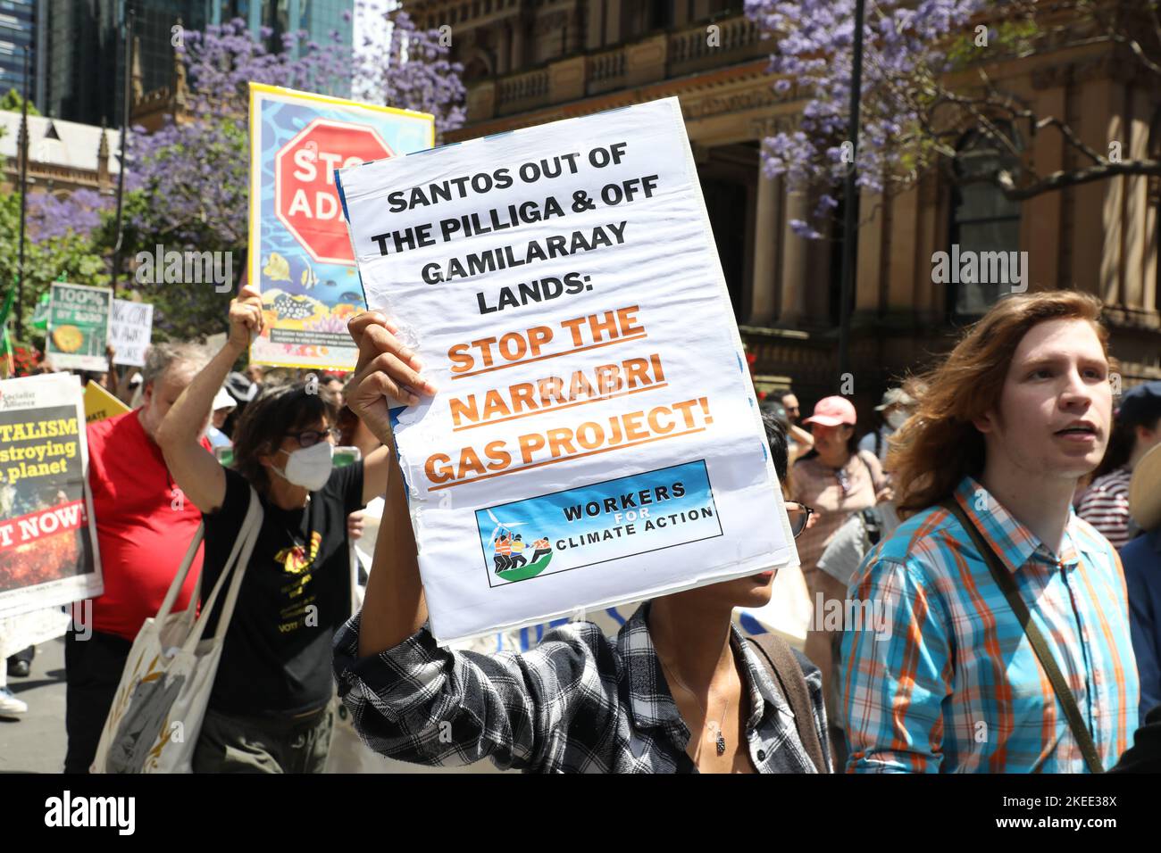 Sydney, Australien. 12.. November 2022. Vor dem Rathaus von Sydney fand anlässlich des Weltklimagipfels COP27 ein Protest statt, bei dem verschiedene Redner vor der Menge sprachen, bevor sie zum Queen’s Square marschierten. Kredit: Richard Milnes/Alamy Live Nachrichten Stockfoto