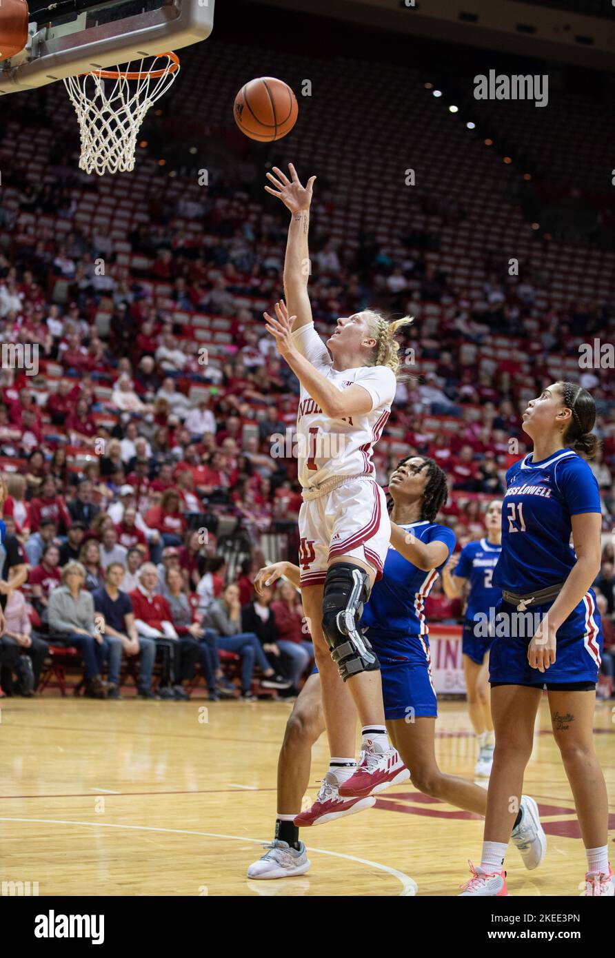 Bloomington, Usa. 11.. November 2022. Die Wache der UMass Lowell River Hawks Baylee Teal (1) spielt während eines NCAA-Frauen-Basketballspiels in Bloomington gegen UMass. Die Indiana University schlug UMass 93-37. Kredit: SOPA Images Limited/Alamy Live Nachrichten Stockfoto