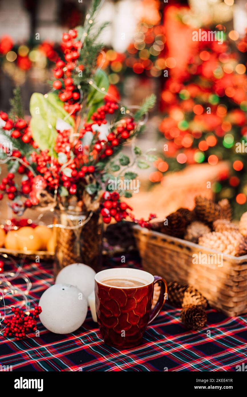 Weihnachtskomposition auf einem Tisch im Hof an einem sonnigen Tag Stockfoto