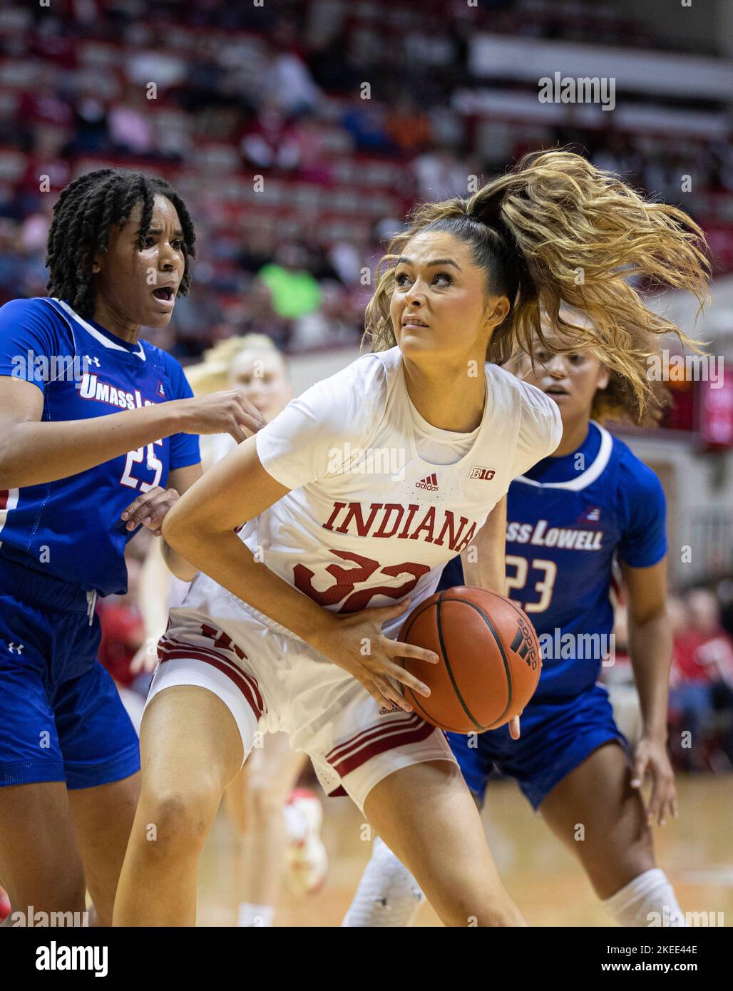 Bloomington, Usa. 11.. November 2022. Indiana Hoosiers Stürmer Alyssa Geary (32) spielt während eines NCAA-Basketballspiels für Frauen in Bloomington gegen UMass Lowell River Hawks Forward Amaya Dowdy (L). Die Indiana University schlug UMass 93-37. (Foto von Jeremy Hogan/SOPA Images/Sipa USA) Quelle: SIPA USA/Alamy Live News Stockfoto