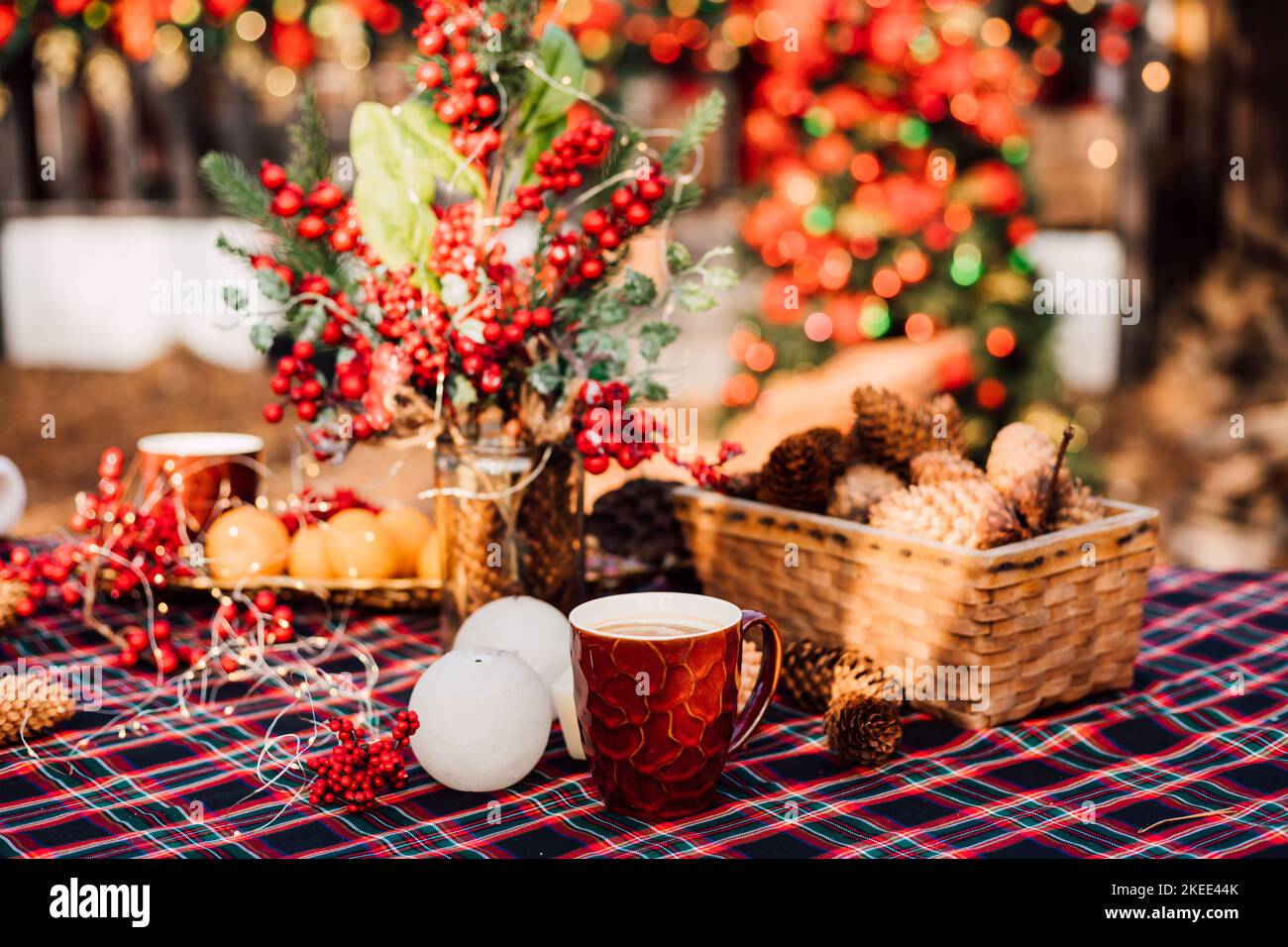 Weihnachtskomposition auf einem Tisch im Hof an einem sonnigen Tag Stockfoto