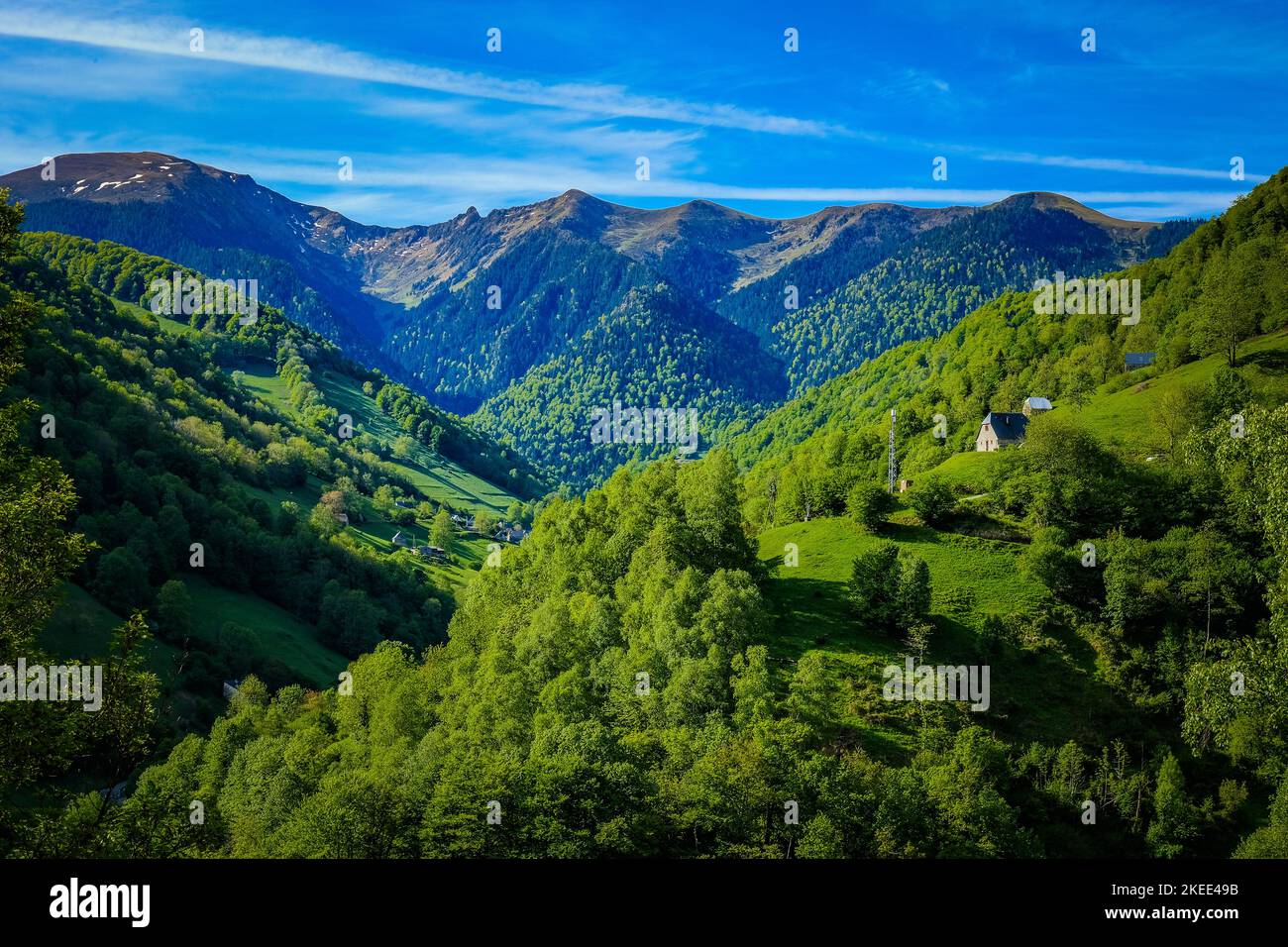Blick auf die Pyrénées-Bergkette vom Gipfel des Tuc de l'étang, einem Gipfel in der Nähe des Skigebiets Mourtis im Süden Frankreichs Stockfoto