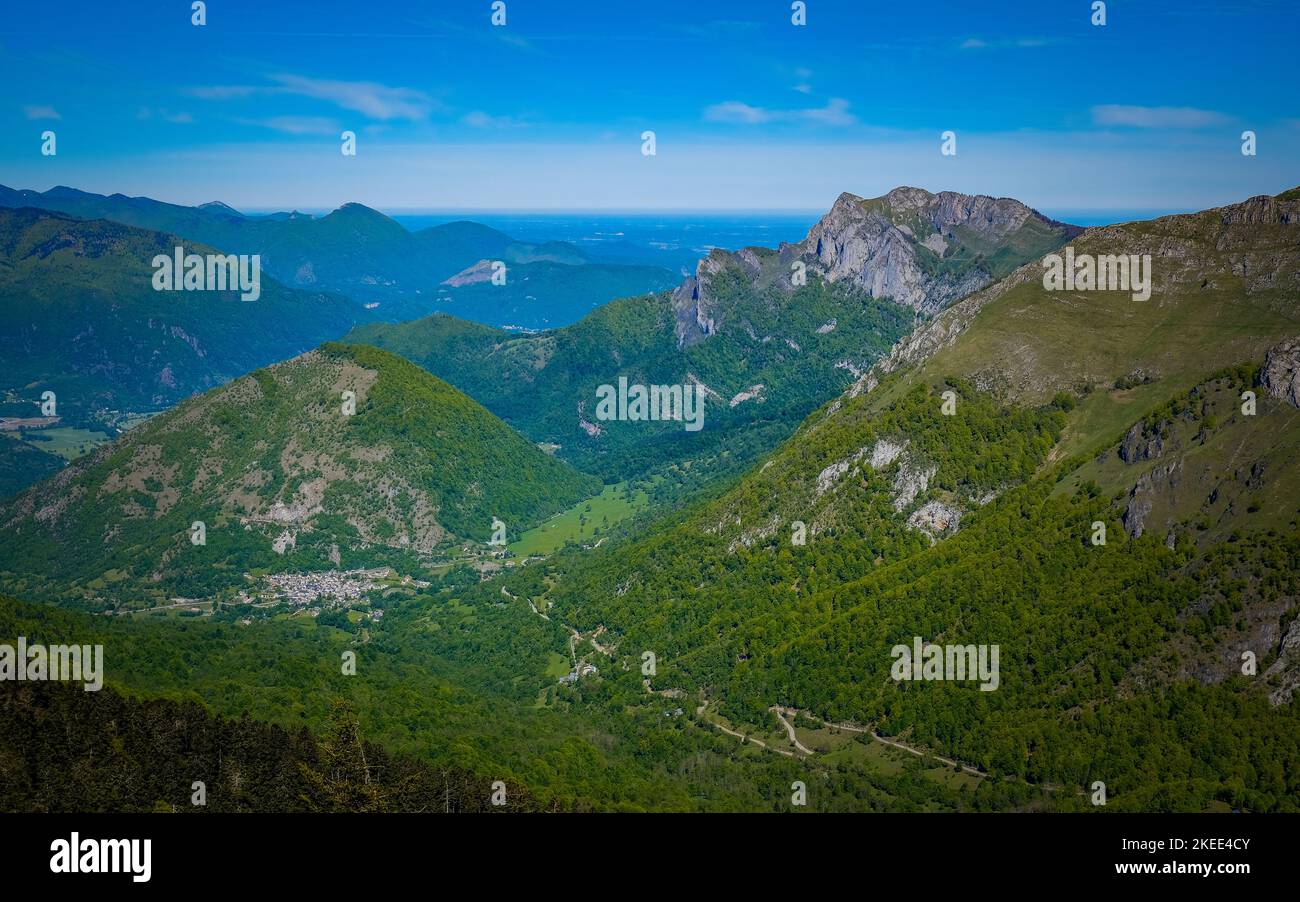 Blick auf die Pyrénées-Bergkette vom Gipfel des Tuc de l'étang, einem Gipfel in der Nähe des Skigebiets Mourtis im Süden Frankreichs Stockfoto