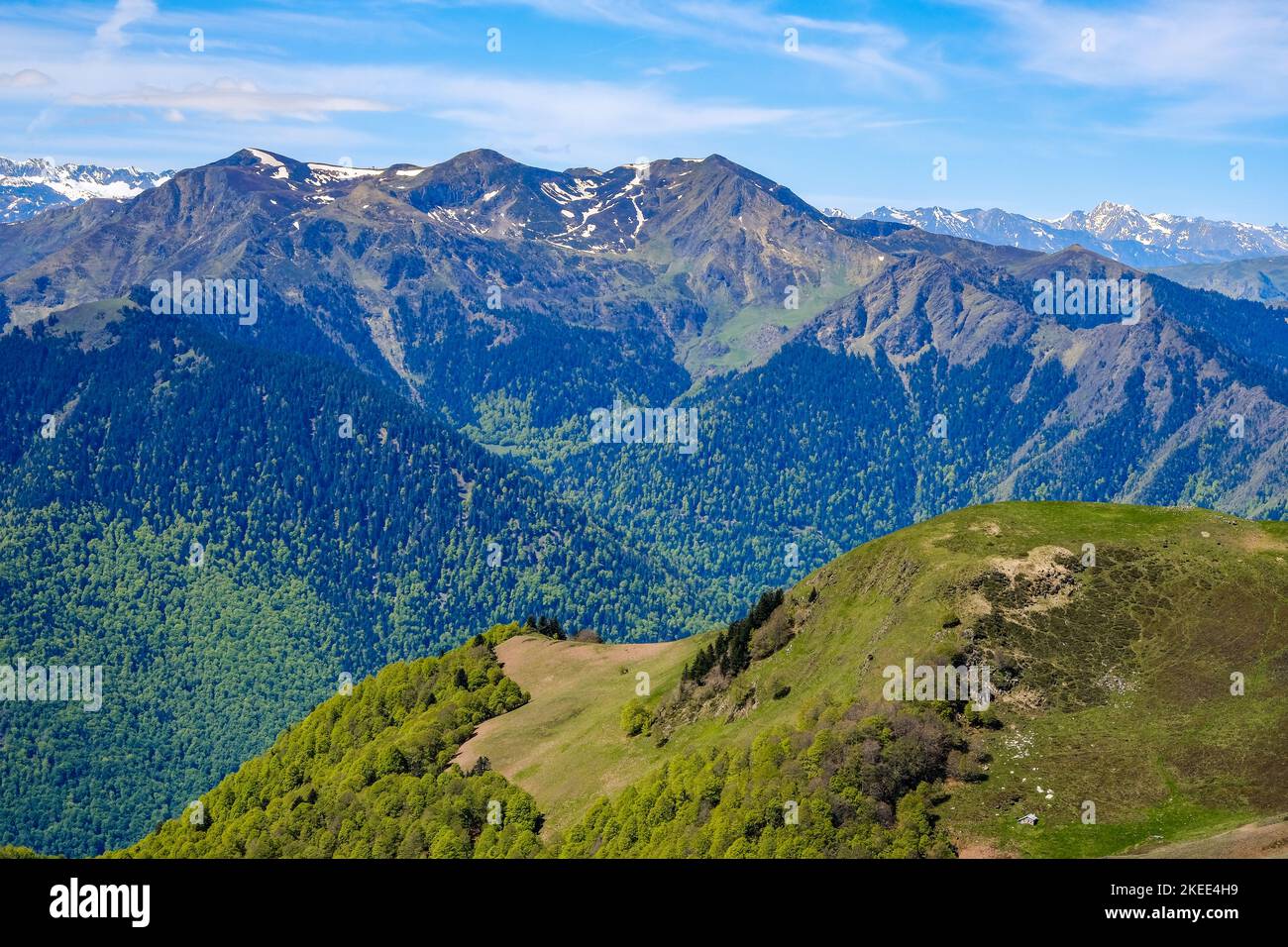Blick auf die Pyrénées-Bergkette vom Gipfel des Tuc de l'étang, einem Gipfel in der Nähe des Skigebiets Mourtis im Süden Frankreichs Stockfoto