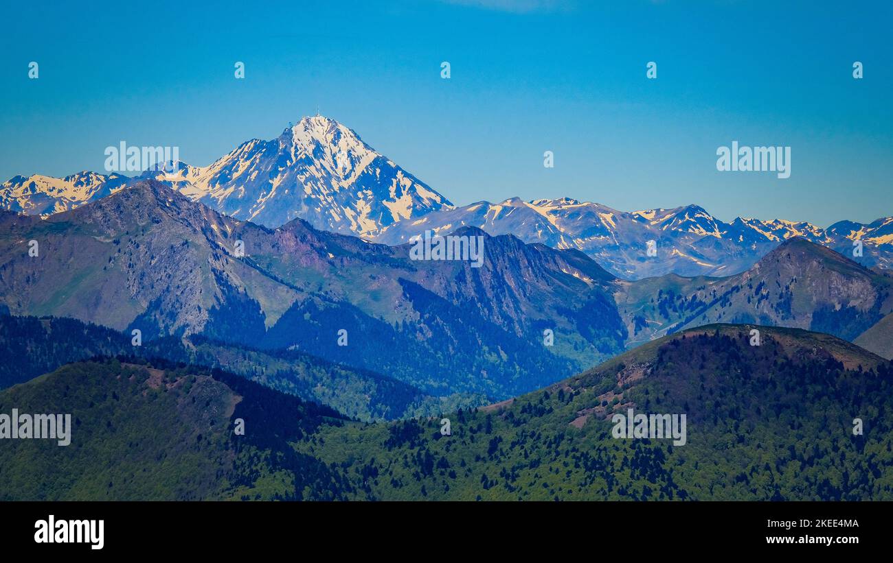 Blick vom Gipfel des Tuc de l'étang auf dem Pic du Midi de Bigorre in den Pyrenäen im Süden Frankreichs Stockfoto
