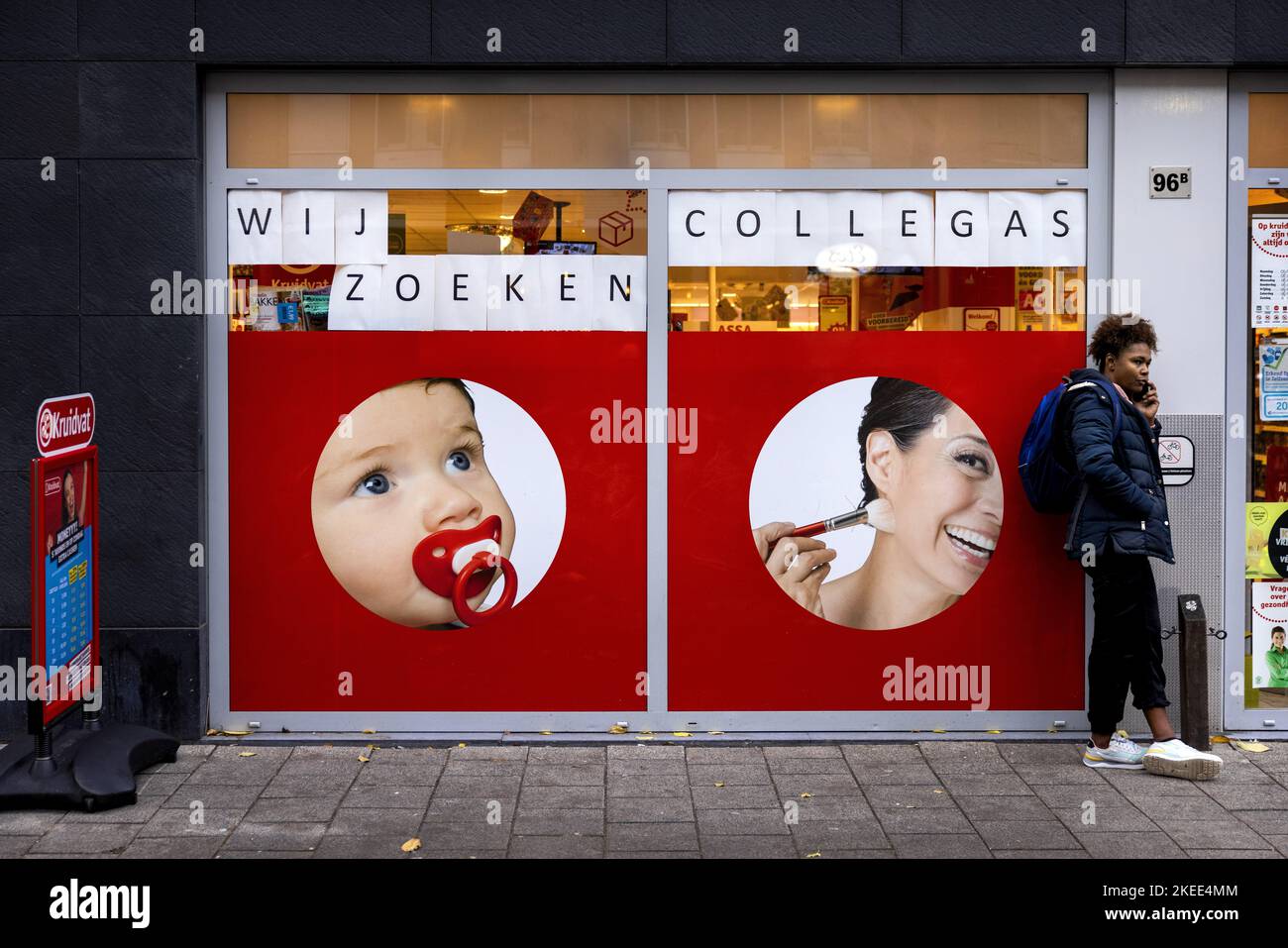 2022-11-11 09:51:46 AMSTERDAM - Ein Plakat an Kruidvat, um Mitarbeiter zu rekrutieren. Die Straffheit am Arbeitsmarkt hat sich im dritten Quartal aufgrund des anhaltenden Wachstums der Anzahl der Leerstände und eines weiteren Rückgangs der Zahl der Arbeitslosen weiter erhöht. ANP RAMON VAN FLYMEN niederlande Out - belgien Out Stockfoto