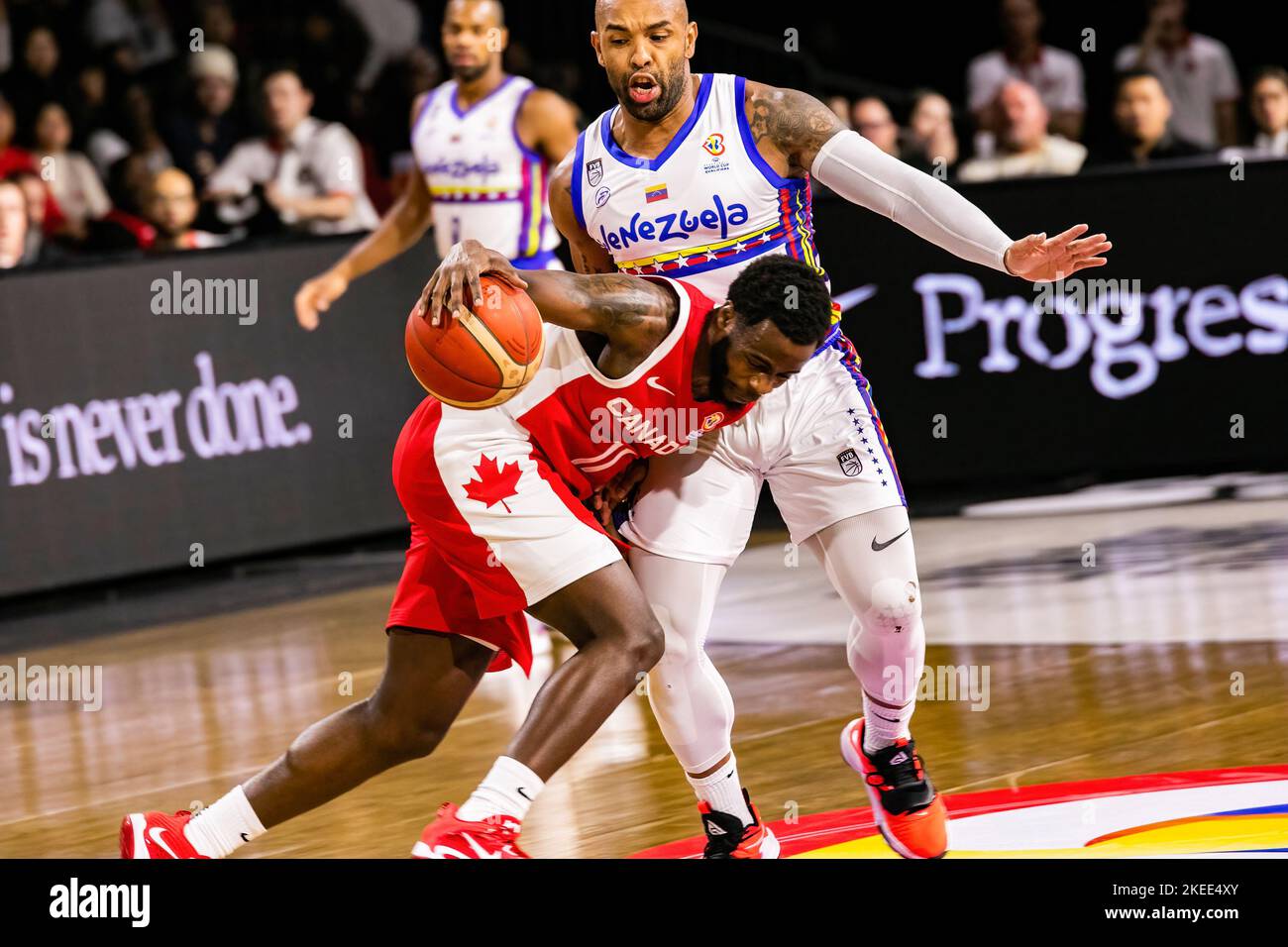 Edmonton, Kanada. 10.. November 2022. Der Kanadier Kenny Chery (L) wird gemeinsam mit dem venezolanischen Verteidiger Gregory Vargas in Aktion gesehen, als Kanada Venezuela 94-56 besiegt und sich für die FIBA-Weltmeisterschaft 2023 qualifiziert. Canada Goose ist jetzt 9-0 im Qualifying. Kredit: SOPA Images Limited/Alamy Live Nachrichten Stockfoto