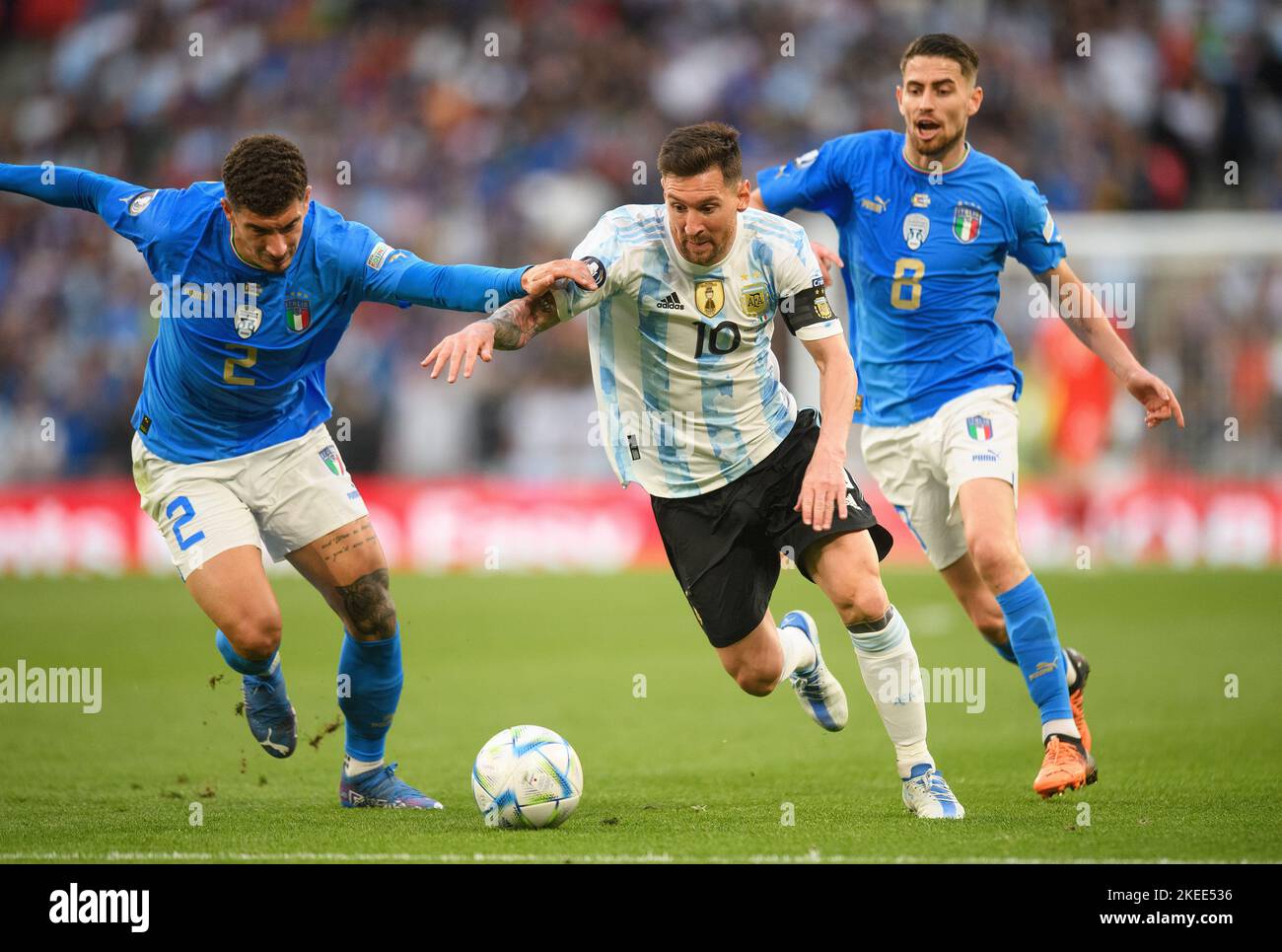 01 Jun 2022 - Italien gegen Argentinien - Finalissima 2022 - Wembley-Stadion Lionel Messi tritt gegen Di Lorenzo und Jorginho an, um den Ball zu überqueren und das erste argentinische Tor für Martinez während des Spiels gegen Italien im Wembley-Stadion zu setzen. Bildnachweis : © Mark Pain / Alamy Live News Stockfoto