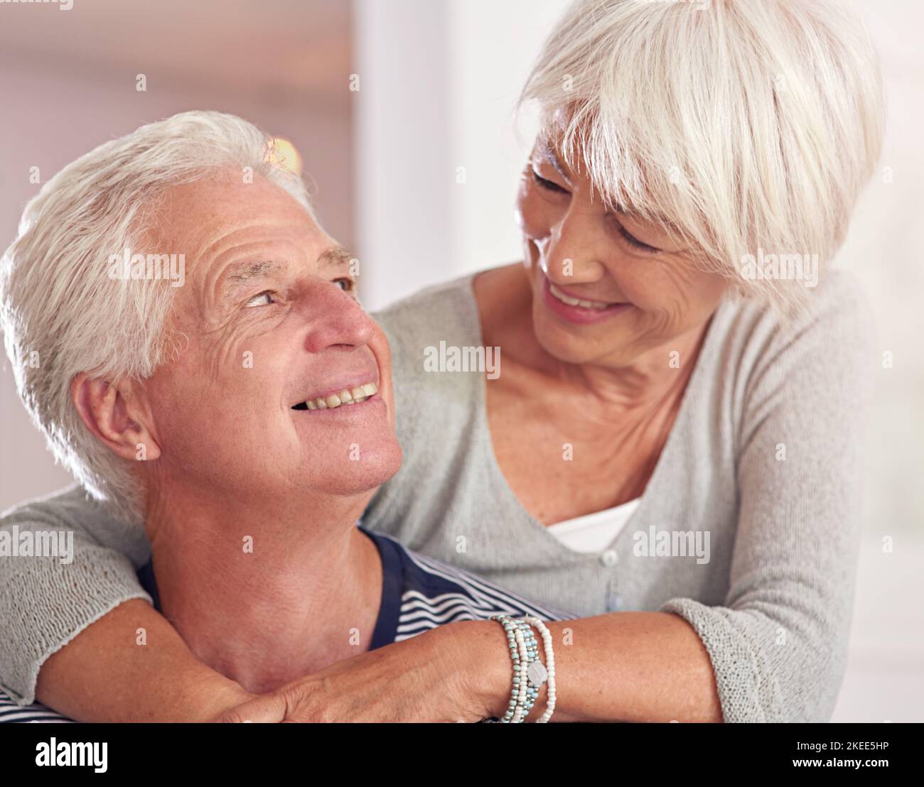 Es gibt so viele Gründe, dich zu lieben. Ein glückliches Seniorenpaar zu Hause. Stockfoto