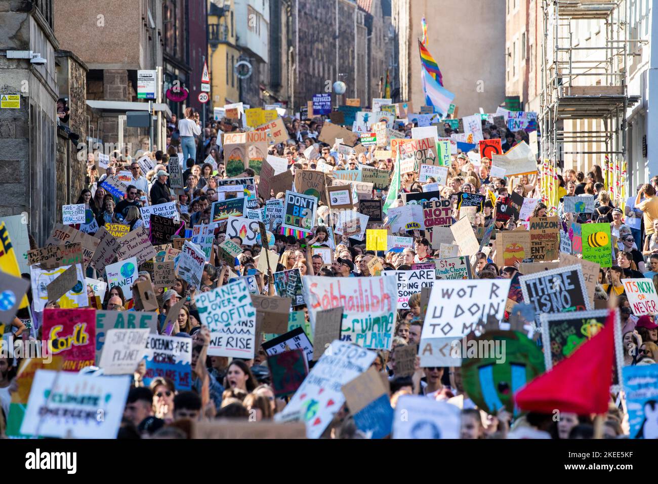 Foto der Akte vom 20/0919 von Jugendlichen, die beim Global Climate Strike des britischen Student Climate Network in Edinburgh durch das Stadtzentrum marschieren. Ein klimamarsch durch das Zentrum von Edinburgh zielt darauf ab, die Banken, die die fossile Energiewirtschaft unterstützen, ins Rampenlicht zu rücken, sagen Aktivisten. Ausgabedatum: Samstag, 12. November 2022. Stockfoto