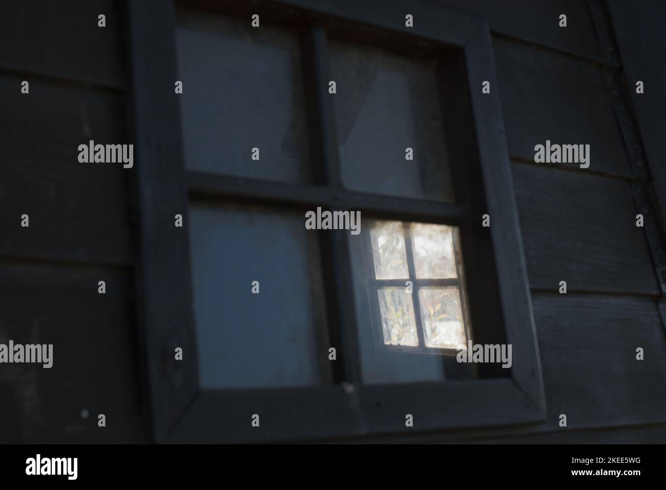 Dunkles Grunge-Fenster. Licht und Schatten. Hope-Konzept Stockfoto