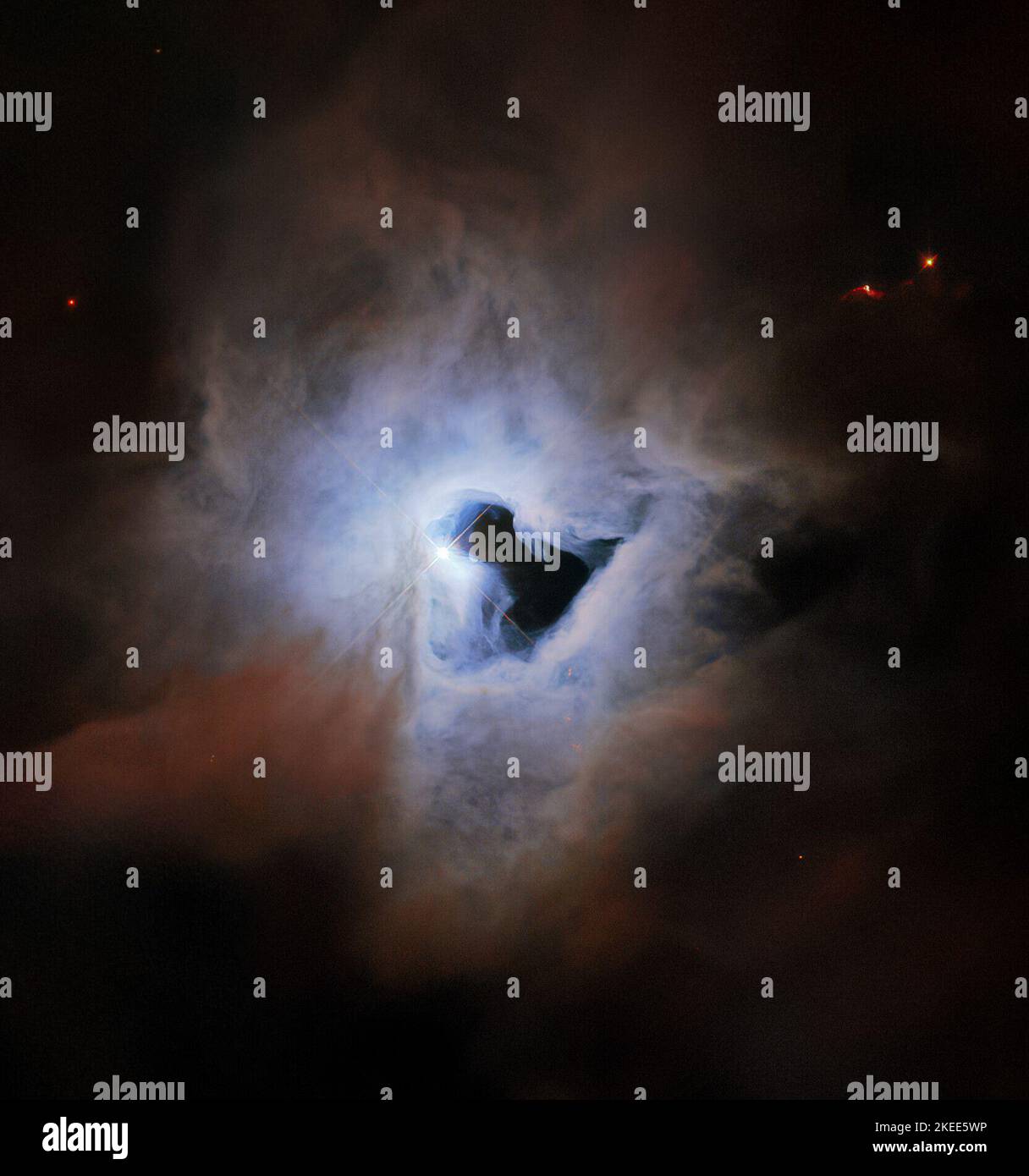 Platz. 24. Oktober 2022. Dieses eigenartige Porträt des NASA/ESA-Weltraumteleskops Hubble zeigt NGC 1999, einen Reflexionsnebel im Sternbild Orion. NGC 1999 liegt etwa 1350 Lichtjahre von der Erde entfernt und liegt in der Nähe des Orionnebels, der der Erde am nächsten gelegenen Region massiver Sternentstehung. NGC 1999 selbst ist ein Relikt der jüngsten Sternentstehung und besteht aus Detritus, der von der Entstehung eines neugeborenen Sterns übrig geblieben ist. Quelle: NASA/ESA/Hubble/ZUMA Press Wire Service/ZUMAPRESS.com/Alamy Live News Stockfoto