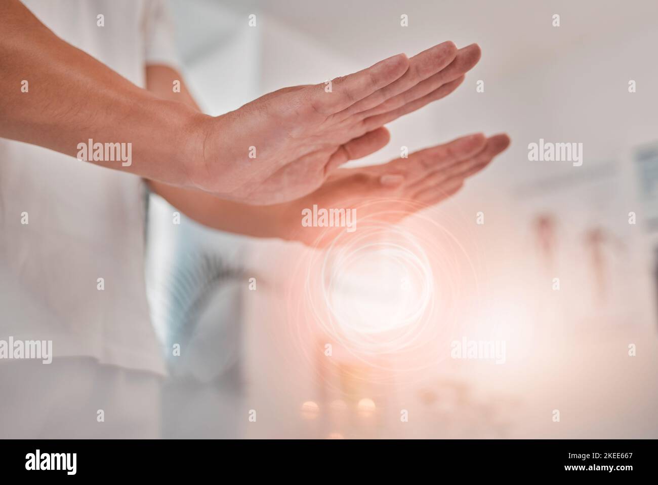 Spa, Energie und Hände von reiki Heiler tun ganzheitliche Aura, Seele oder Chakra Heilung für Gesundheit, Wellness oder spirituelle Balance. Spirituelle Kraft Stockfoto