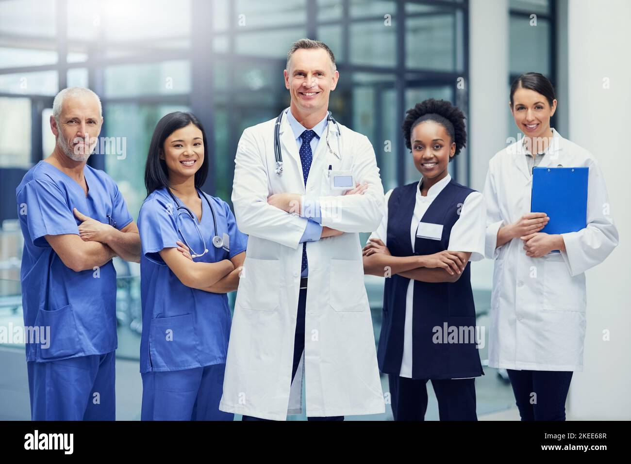 Sie sind ein engagiertes Team von medizinischen Fachkräften. Porträt einer Gruppe lächelnder medizinischer Fachkräfte, die in einem Krankenhausflur stehen. Stockfoto