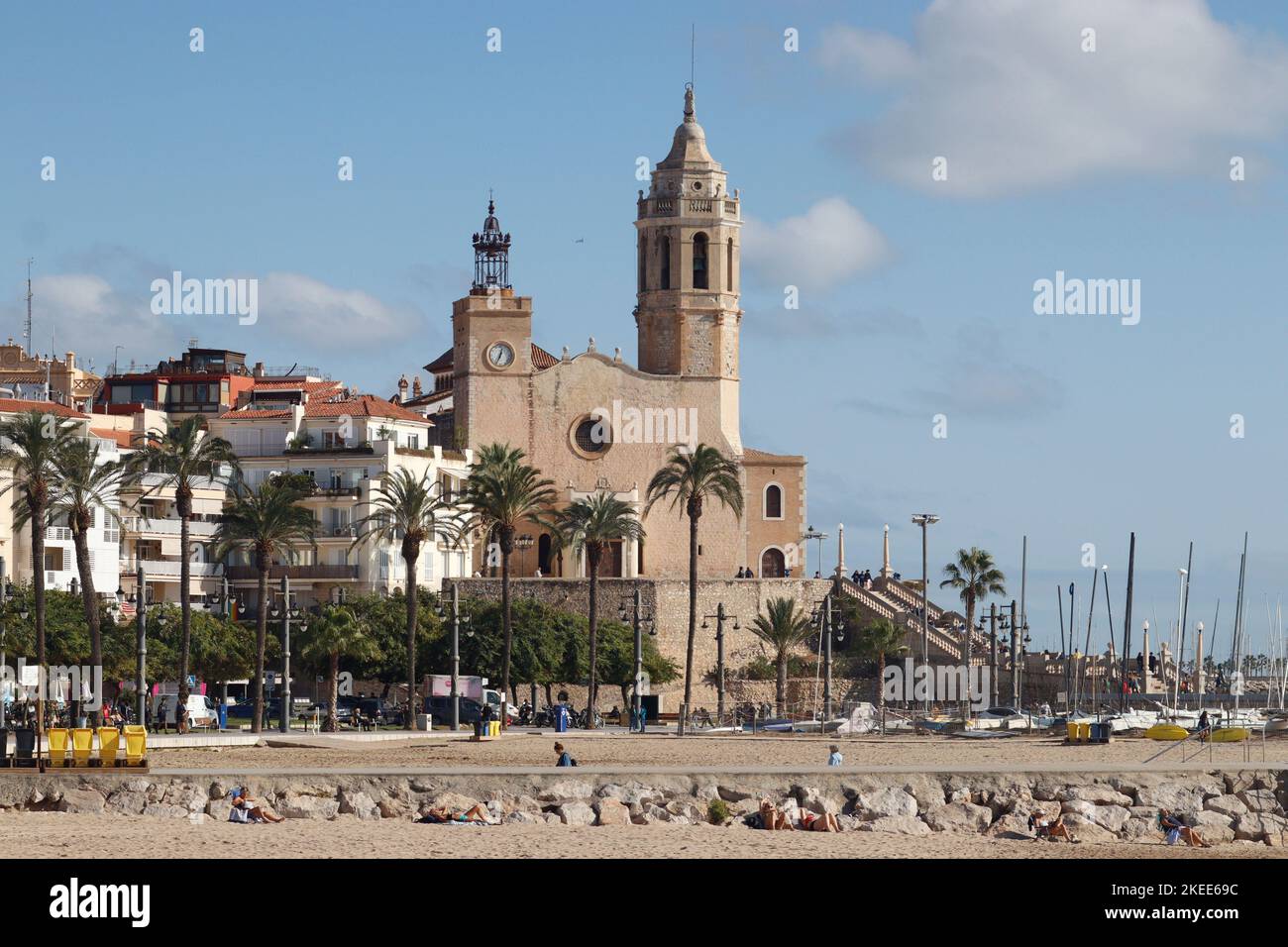 Blick auf die Kirche St. Bartomeu und Santa Tecla am Strand von Sitges, Spanien Stockfoto