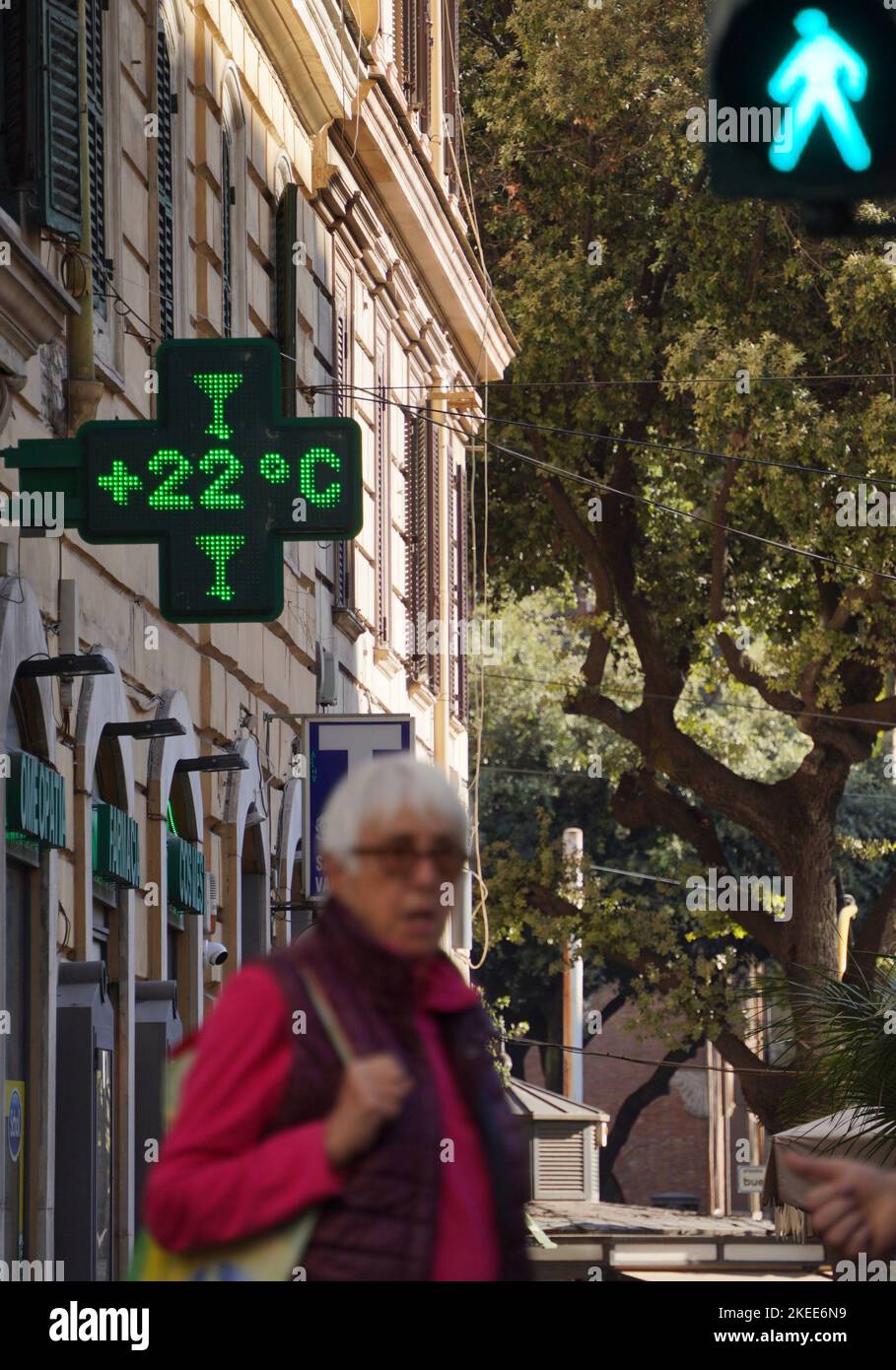 Rom. 11.. November 2022. Dieses Foto, das am 11. November 2022 aufgenommen wurde, zeigt ein Thermometer, das in Rom, Italien, eine Echtzeittemperatur von 22 Grad Celsius anzeigt. In großen Regionen Norditaliens gab es in diesem Jahr den heißesten Oktober seit Beginn der Rekorde im Jahr 1800, sagte der Nationale Forschungsrat Italiens am Dienstag. Quelle: Jin Mamengni/Xinhua/Alamy Live News Stockfoto