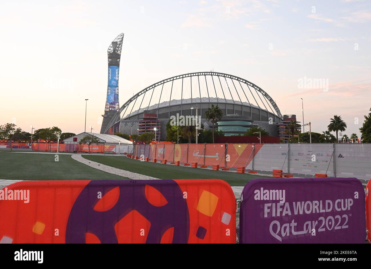 Doha. 11.. November 2022. Das Foto vom 11. November 2022 zeigt die Außenansicht des Khalifa International Stadions, in dem 8 Spiele während des FIFA-Weltcup-Finales 2022 in Doha, Katar, ausgetragen werden. Kredit: Nikku/Xinhua/Alamy Live Nachrichten Stockfoto