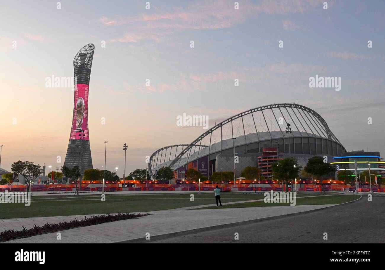Doha. 11.. November 2022. Das Foto vom 11. November 2022 zeigt die Außenansicht des Khalifa International Stadions, in dem 8 Spiele während des FIFA-Weltcup-Finales 2022 in Doha, Katar, ausgetragen werden. Kredit: Nikku/Xinhua/Alamy Live Nachrichten Stockfoto